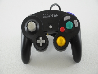 Hier zie je de zwarte <a href = https://www.mariocube.nl/GameCube_Spelinfo.php?Nintendo=GameCube_Controller target = _blank>GameCube controller</a> die bij dit pakket hoort.